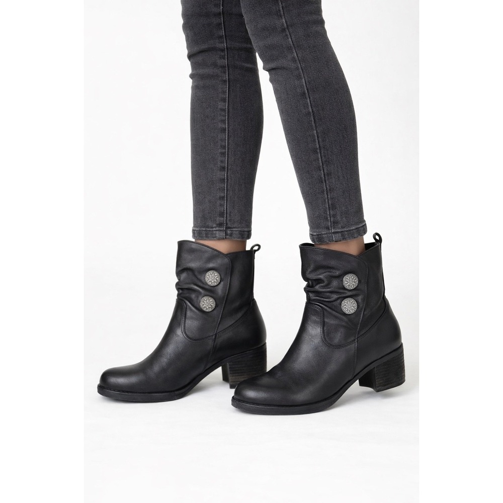 Tara M Devon Black Leather Ankle Boots Silver Button Detail Size 7